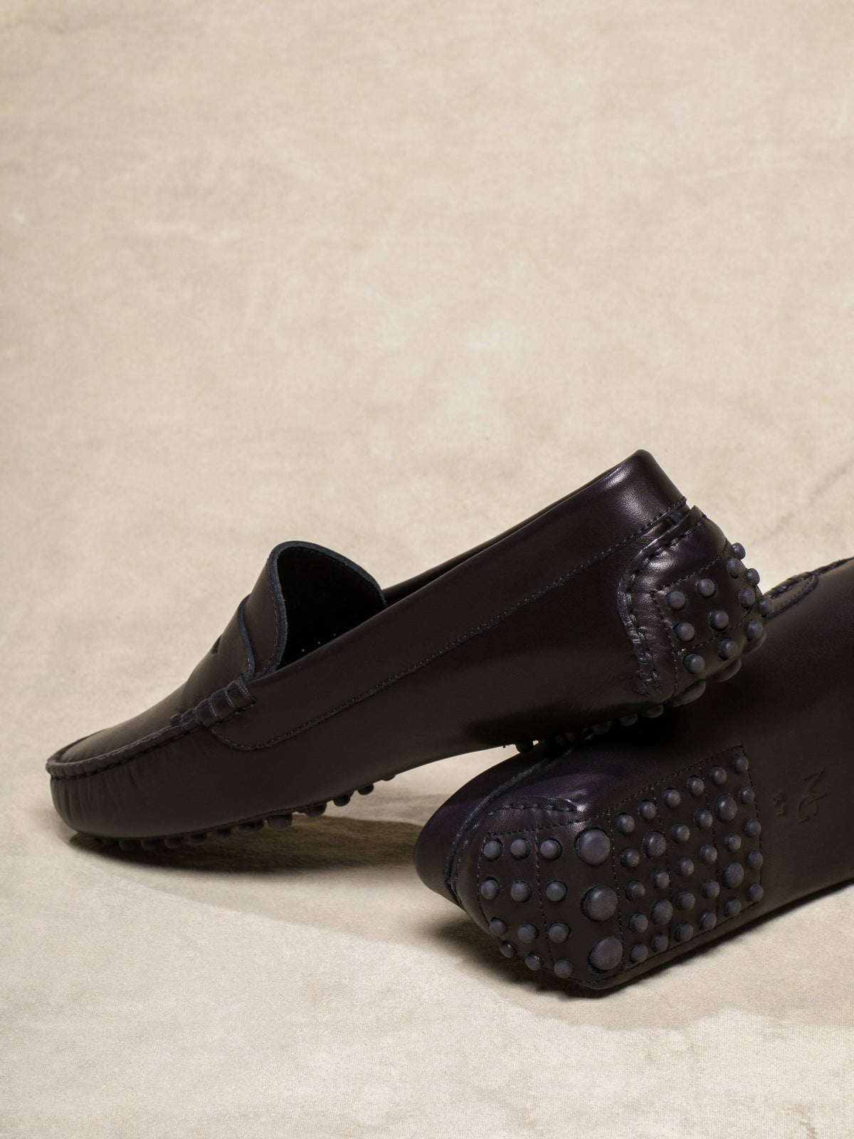 Black 7.5 US Shoes J320